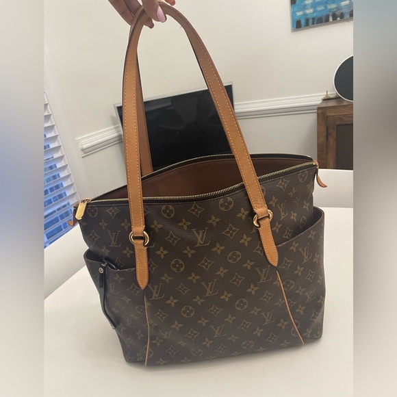 Louis Vuitton Totally MM - Picture 10 of 13